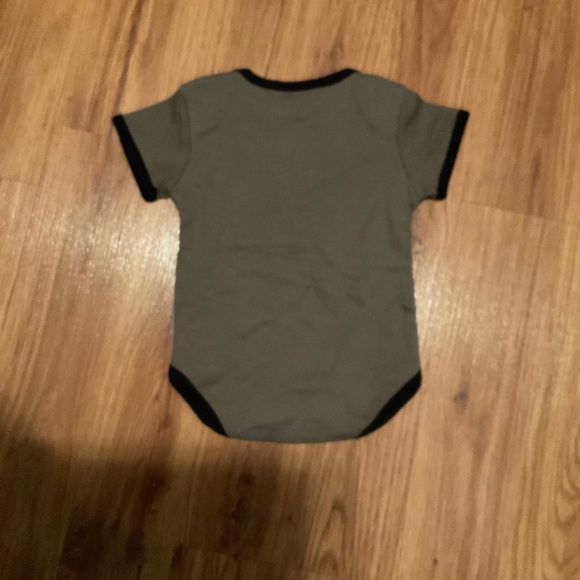 Unisexx Infant  Tiny  Trooper USA Flag  Green Onesie  Size 3-6 Months - Picture 2 of 2